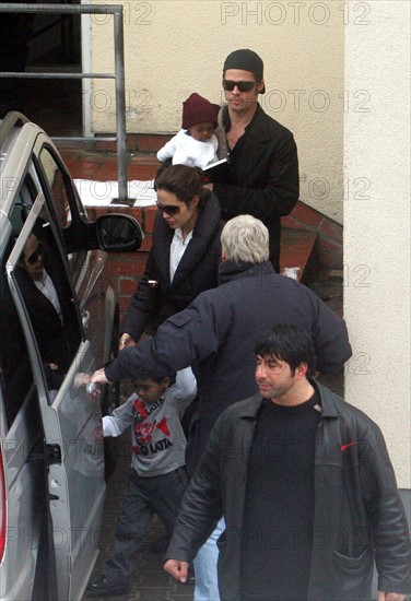 Brad Pitt mit Tochter Zahara auf dem Arm und Angelina Jolie mit Maddox an der Hand verlassen das Family Fun Center Bamboo-Land in der Berliner Goerzallee