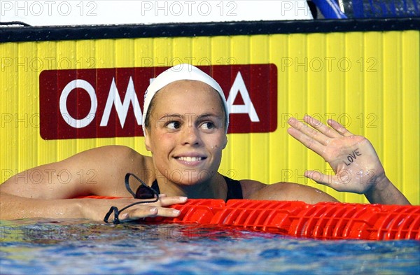 Die französische Schwimmerin Laure Manaudou freut sich am Sonntag (25.03.2007) nach ihrem Goldmedaillengewinn über 400 m Freistil bei der Schwimm-WM in Melbourne. Foto: Gero Breloer dpa   +++(c) dpa - Report+++