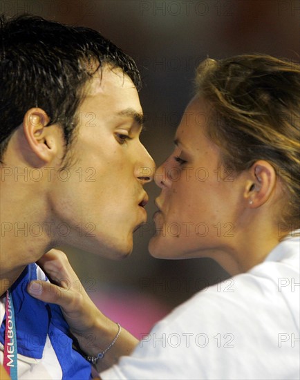 Die französische Schwimmerin Laure Manaudou (r) gratuliert ihrem Freund Luca Marin aus Italien am Sonntag (01.04.2007) bei den Schwimm-Weltmeisterschaften in Melbourne nach dem Finale über 400 m Lagen zu dessen dritten Platz. Foto: Bernd Thissen dpa +++(c) dpa - Report+++