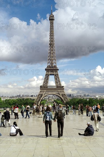 Der Eiffelturm in Paris nach einem Regenschauer, aufgenommen am Montag (09...