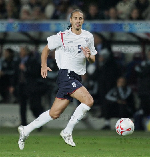 Fussball  International Testspiel
England 3-2  Argentinien
Rio Ferdinand  (ENG) am Ball
FOTO: Pressefoto ULMER / Andreas Schaad