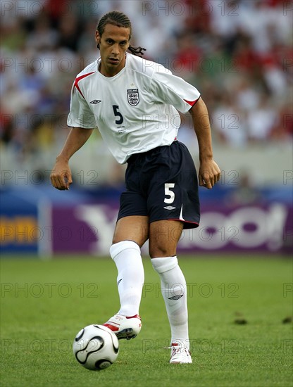 Fussball WM 2006 Achtelfinale 25.06.2006 in Stuttgart
England - Ecuador
Rio Ferdinand (ENG) am Ball.
FOTO: Pressefoto ULMER/Robert Michael