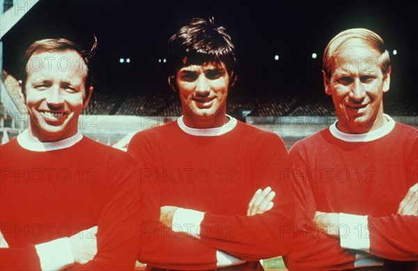 Drei Stars des englischen Fußballklubs Manchester United (v.l.): Mittelfeldspieler Nobby Stiles, der nordirische Flügelstürmer George Best und Spielregisseur und Torjäger Bobby Charlton (aufgenommen 1968).