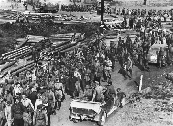 Third Reich - Prisoner convoy at the Eastern front 1943