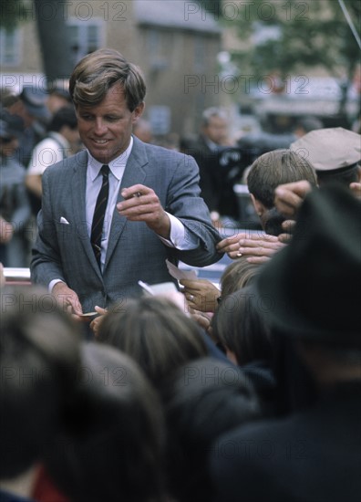 ROBERT (BOBBY) KENNEDY (Geboren am 20. November 1925 in Brookline...