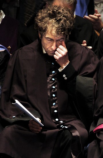 Bob Dylan Receives Honorary Degree