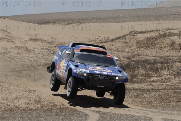 Nasser Al-Attiyah aus Katar und sein deutscher Co-Pilot Timo Gottschalk fahren am Montag (10.01.2011) in ihrem VW Race Touareg auf der 8. Etappe der Rallye Dakar von Antofagasta nach Copiapo, Chile. Foto: Volkswagen/Kräling (ACHTUNG: Handout - Nur zur redaktionellen Verwendung un bei Nennung der Quelle Volkswagen/Kräling)