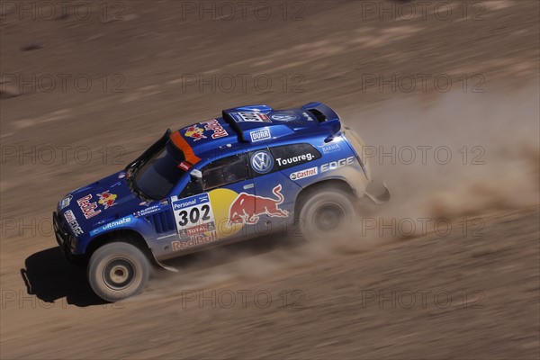 Nasser Al-Attiyah aus Katar und sein deutscher Co-Pilot Timo Gottschalk fahren am Montag (10.01.2011) in ihrem VW Race Touareg auf der 8. Etappe der Rallye Dakar von Antofagasta nach Copiapo, Chile. Foto: Volkswagen/DPPI (ACHTUNG: Handout - Nur zur redaktionellen Verwendung und bei Nennung der Quelle: Volkswagen/DPPI )