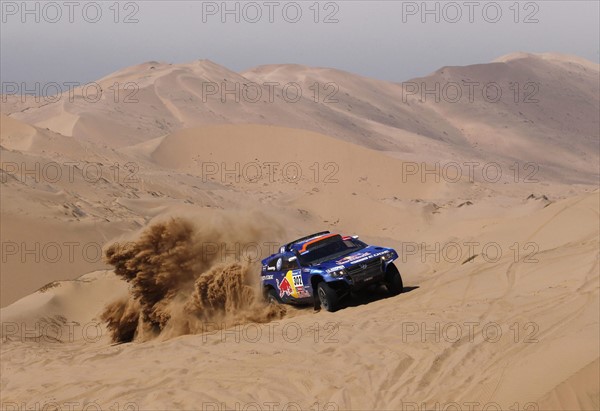 Nasser Al-Attiyah aus Katar und sein deutscher Co-Pilot Timo Gottschalk fahren am Dienstag (11.01.2011) in ihrem VW Race Touareg auf der 9. Etappe der Rallye Dakar von Copiapo nach Copiapo, Chile. Foto: Volkswagen/DPPI (ACHTUNG: Handout - Nur zur redaktionellen Verwendung und bei Nennung der Quelle: Volkswagen/DPPI )