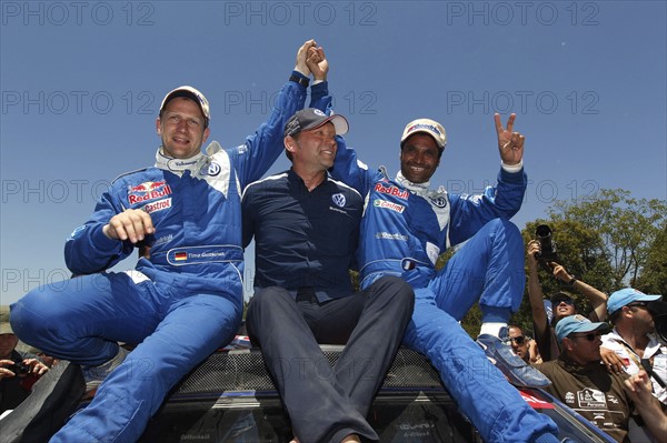 Der Berliner Beifahrer Timo Gottschalk (l) freut sich am Samstag (15.01.2011) mit seinem Piloten Nasser Al-Attiyah (r) aus Katar und Volkswagen Motorsportdirektor Kris Nissen in Buenos Aires in Argentinien, nachdem sie im VW Touareg erstmals die Rallye Dakar gewonnen haben. Foto: Volkswagen/DPPI ACHTUNG: Handout - Nur zur redaktionellen Verwendung und bei Nennung der Quelle Volkswagen/DPPI/FRANCOIS FLAMAND)