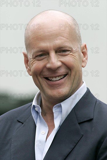 Bruce Willis receives a star on the Hollywood 'Walk of Fame' in Hollywood, United States, Monday, 16 October 2006. It is the 2321th star on the Hollywood 'Walk of Fame'. Photo: Hubert Boesl
