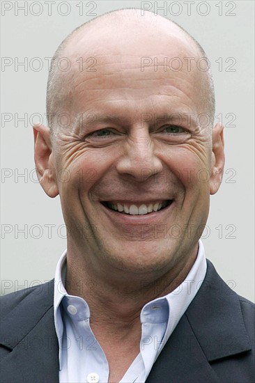 Bruce Willis receives a star on the Hollywood 'Walk of Fame' in Hollywood, United States, Monday, 16 October 2006. It is the 2321th star on the Hollywood 'Walk of Fame'. Photo: Hubert Boesl