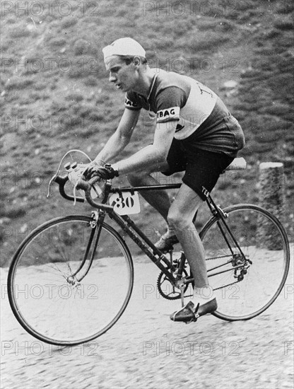 Hugo KOBLET, Schweiz, Radrennen, Rennradfahrer, Radsport, Aktion von der Seite, im Profil; 100 Jahre Tour de France; Schwarzweissaufnahme.