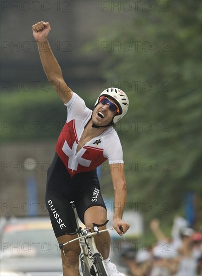 Fabian CANCELLARA, SUI, Schweiz, Aktion,
jubelt im Ziel, Jubel, Zieljubel 
1. Platz Olympiasieger Goldmedaille, 
Radfahren time trial Strassenradfahren Strasse Rad Fahrrad Radrennen der Maenner, am 13.08.2008;
Olympische Sommerspiele 2008 in Peking vom 08.08 - 24.08.2008 in Peking / Volksrepublik China;