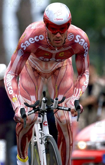 Muskelmann: In einem extravaganten Rennanzug  startet der italienische Radprofi Mario Cipollini vom Team Saeco am 19.05.2001 zum Prolog des 84. Giro d'Italia über 7,6 Kilometer von Montesilvano Marina nach Pescara. Cipollini (34) zog die Fotografen magisch an, weil er sich in eine Art Körperstrumpf gezwängt hatte, der mit der Reproduktion seiner Muskeln bedruckt war. In Italien wird Cipollini «König der Löwen» genannt und deshalb posiert er in einer Werbekampagne auf Zeitungsseiten und Plakatwänden mit wild zerzauster Mähne, nur mit Turnschuhen bekleidet, in Raubtier-Lauerstellung.