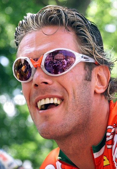 Der italienische Radprofi Mario Cipollini vom Saeco-Team lacht am 09.07.1999 vor dem Start zur sechsten Etappe der Tour de France über 171,5 km von Amiens nach Maubeuge. Cipollini hat schon zwei Etappen bei der diesjährigen Rundfahrt gewonnen.
