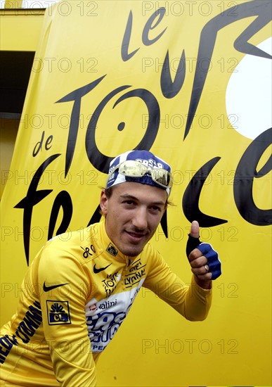 Der bisher schönste Tag seiner noch jungen Rennfahrer-Laufbahn beginnt mit dem Einschreiben. Der Schweizer Fabian Cancellara vom Team Fassa Bortolo macht sich am 04.07.2004 im Gelben Trikot des Spitzenreiters zum Start der 1. Etappe der Tour de France in Lüttich fertig. Der 23-jährige Jungprofi hat am Vortag überraschend den Prolog gewonnen. Die erste Etappe der 91. Tour de France führt über 202,5 km von Lüttich nach Charleroi.