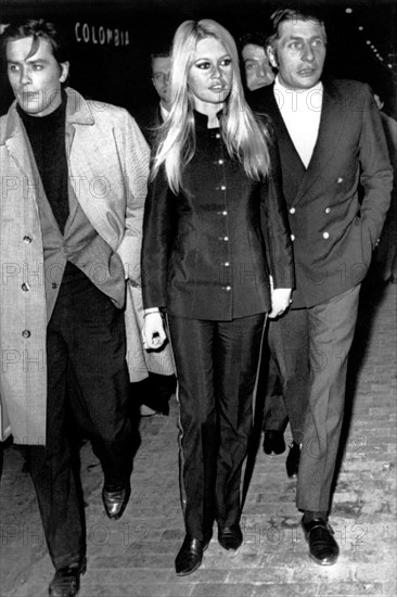 (dpa files) - The Swiss industrial heir, playboy and photographer Gunter Sachs (R) walks through the streets with his then wife Brigitte Bardot and the French actor Alain Delon, in Rome, Italy (undated filer). The great-grandson of Adam Opel will celebrate his 70th birthday on 14 November 2002. In the 1960's Sachs created a sensation as a playboy with his many exploits on the party scene making him a favourite of the yellow-press. He is considered one of the discoverers of St. Tropez putting it on the map as a symbol of the jet-set. His 1966 marriage to Brigitte Bardot made headlines around the world.