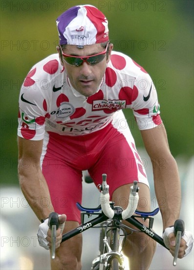 Der Bergkönig der 88. Tour de France, CSC-Tiscali-Fahrer Laurent Jalabert aus Frankreich, fährt am 27.07.02001 in Vallon-en-Sully während des Zeitfahrens der 18. Etappe der 88. Tour de France einen Anstieg hinauf. Insgesamt führte die Strecke über 61 Kilometer von Montlucon nach Saint-Amand-Montrond.
