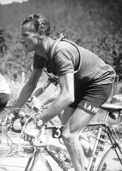 Der Schweizer Hugo Koblet ist am 29.07.1951 auf der Schlußetappe der Tour de France von Dijon nach Paris auf dem Weg zum Gesamtsieg. Koblet war Radchampion, Frauenheld und Jugendidol. Doch irgendwann fuhr er sein Leben an die Wand ± und schliesslich mit einem Alfa Romeo gegen einen Birnbaum. Er gewann 1950 die Italien-Rundfahrt und ein Jahr später die Tour. Nachdem Herzprobleme, vermutlich zurückgehend auf eine Dopingspritze, die ein Tour-de-Suisse-Arzt dem Fieberkranken verabreicht hatte, seine Karriere verkürzt hatten, trat er 1958 zurück. Sechs Jahre später starb er an den Folgen des Autounfalls. Foto: str +++(c) dpa - Report+++