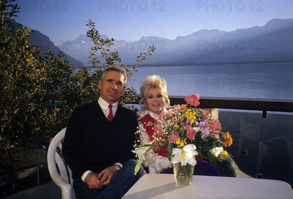 US-Filmstar Zsa Zsa Gabor (r) and her husband prince Frederik (l) infront of Lake Geneva in Switzerland, June 1990.