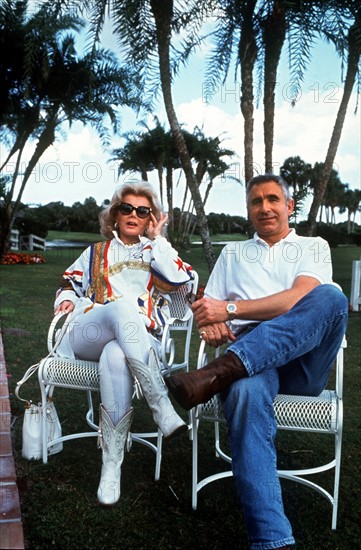 Hollywood-Diva Zsa Zsa Gabor und ihr Mann Prinz Frederic von Anhalt machen im Jahr 1992 Urlaub in Florida. Gabor liegt nach einem schweren Autounfall in Los Angeles im Koma. Die bekannte Schauspielerin habe mehrere Knochenbrüche sowie Kopfverletzungen erlitten und werde derzeit künstlich beatmet, teilte die Agentur von Gabors Ehemann, Prinz Frederic von Anhalt, am 28.11.2002 mit. «Nach Meinung von Herrn von Anhalt, wird Frau Gabor - selbst wenn keine Lebensgefahr bestehen würde - als Pflegefall nach Hause kommen», sagte Agentur-Chef Birkmann. Die Diva sei auf dem Sunset Boulevard verunglückt. Der Fahrer soll mit hoher Geschwindigkeit von der Straße abgekommen sein und einen Laternenmast gerammt haben.