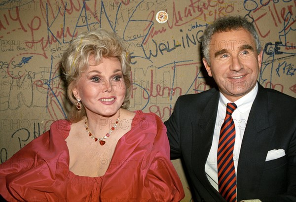 Hollywood actress Zsa Zsa Gabor and her husband Prince Fredericvon Anhalt on the 22nd Dec 1989 in Cologne.