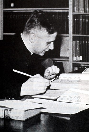 Joseph Ratzinger sitzt im Sommer 1960 in der Bibliothek des Seminars in Bonn...
