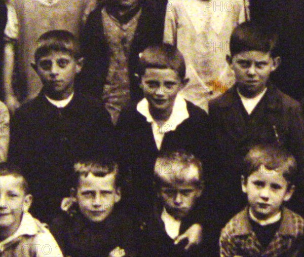 Ein Klassenfoto der dritten Klasse der Volksschule von Aschau am Inn...