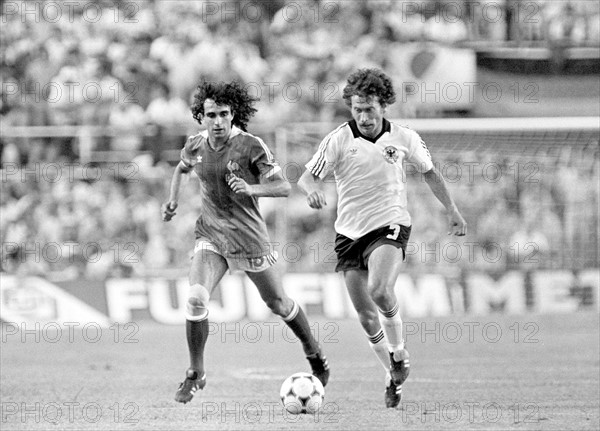 Der deutsche Mittelfeldspieler Paul Breitner (r) am Ball und im Laufduell...