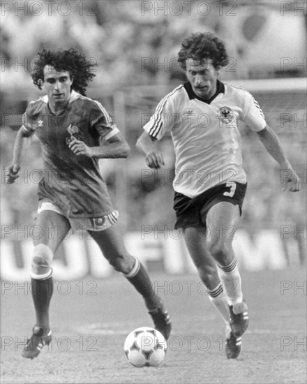 Der deutsche Mittelfeldspieler Paul Breitner (r) am Ball und im Laufduell...