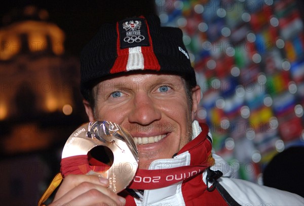 Herman MAIER (AUT) , 3.Platz, praesentiert seine Bronzemedaille, 

Siegerehrung Riesenslalom der Maenner ,  am 20.02.2006
XX. Olympische Winterspiele 2006, vom 10.02. - 26.02.2006  in Turin / Italien