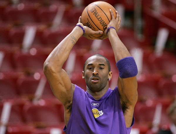 Basketball; NBA Saison 2004/2005
Miami Heats 102 vs. 89 Los Angeles Lakers
Kobe Bryant (LA) beim Aufwaermen
FOTO: Pressefoto ULMER / Markus Ulmer