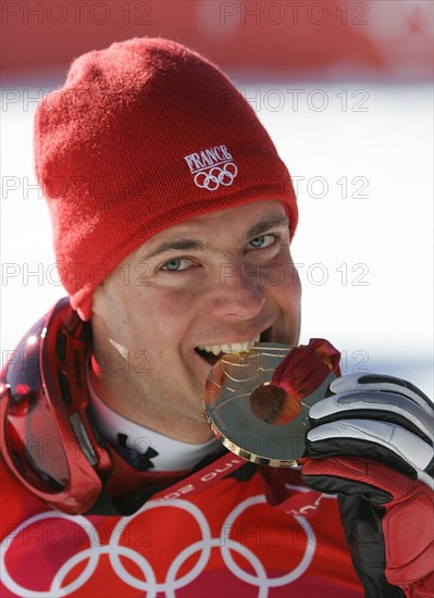 Olympia
20. Olympische Winterspiele 2006 Turin
Abfahrt Herren 12.02.2006
Antoine Deneriaz (FRA) beisst in seine Goldmedaille
FOTO : Pressefoto Ulmer/Andreas Schaad