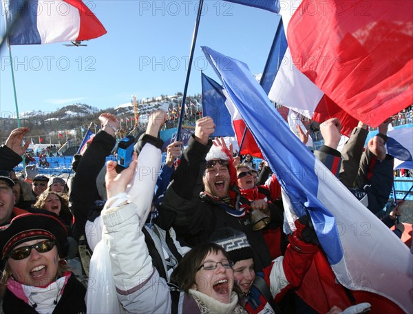 Olympia
20. Olympische Winterspiele 2006 Turin
Abfahrt Herren 12.02.2006
FRA Fans feiern die Goldmedaille von Antoine Deneriaz 
FOTO : Pressefoto Ulmer/Andreas Schaad