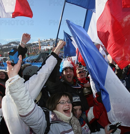 Olympia
20. Olympische Winterspiele 2006 Turin
Abfahrt Herren 12.02.2006
FRA Fans feiern die Goldmedaille von Antoine Deneriaz 
FOTO : Pressefoto Ulmer/Andreas Schaad