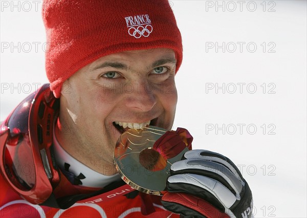 Olympia
20. Olympische Winterspiele 2006 Turin
Abfahrt Herren 12.02.2006
Antoine Deneriaz (FRA) beisst in seine Goldmedaille
FOTO : Pressefoto Ulmer/Andreas Schaad