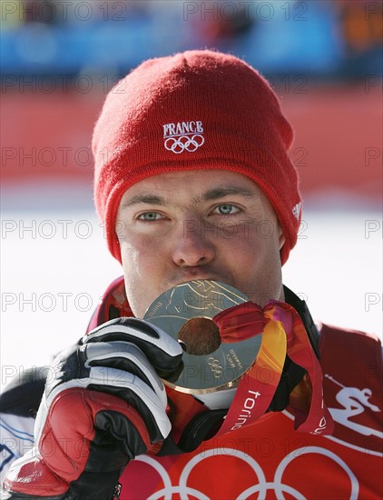 Olympia
20. Olympische Winterspiele 2006 Turin
Abfahrt Herren 12.02.2006
Antoine Deneriaz (FRA)kuesset seine Goldmedaille
FOTO : Pressefoto Ulmer/Andreas Schaad