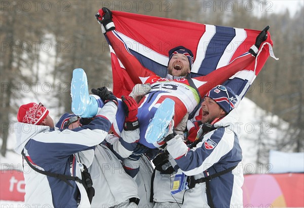 Olympia
20. Olympische Winterspiele 2006 Turin
Super G Herren
Die Norwegischen Trainer lassen Kjetil Andre Aamodt nach seinem Sieg hochleben und nehmen ihn auf die Schultern
FOTO : Pressefoto Ulmer / Andreas Schaad