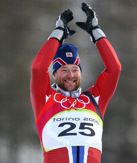 Olympia
20. Olympische Winterspiele 2006 Turin
Super G Herren 18.02.2006
Kjetil Andre Aamodt (NOR) jubelt am Siegespodest
FOTO : Pressefoto Ulmer / Andreas Schaad