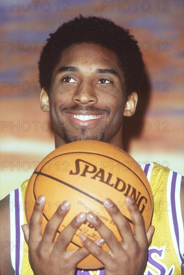 Basketball-Profi Kobe Bryant von den Los Angeles Lakers, aufgenommen am 27.1.1999 beim Medien-Tag im Great Western Forum in Inglewood/Kalifornien. Bryant ist einer der wenigen Spieler in der nordamerikanischen Profi-Liga NBA, der, ohne ein College besucht zu haben, den Sprung in die NBA schaffte. Bryant, geboren am 23.8.1978, ist 2,01 m groß und wiegt 97,5 kg. Er besuchte bis 1996 die High School in Lower Merion/Pennsylvania.