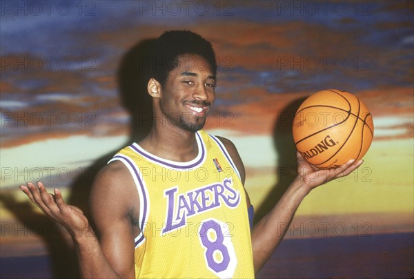 Basketball-Profi Kobe Bryant von den Los Angeles Lakers, aufgenommen am 27.1.1999 beim Medien-Tag im Great Western Forum in Inglewood/Kalifornien. Bryant ist einer der wenigen Spieler in der nordamerikanischen Profi-Liga NBA, der ohne ein College besucht zu haben, den Sprung in die NBA schaffte. Bryant, geboren am 23.8.1978, ist 2,01 m groß und wiegt 97,5 kg. Er besuchte bis 1996 die High School in Lower Merion/Pennsylvania.