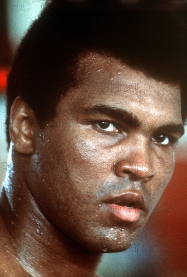 Porträt des US-amerikanischen Profi-Boxers Muhammad Ali, aufgenommen im Oktober 1974 während des Trainings zum bevorstehenden Kampf gegen George Foreman.