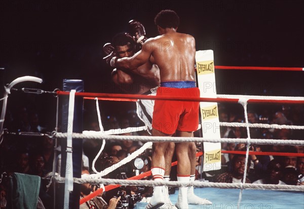 Muhammad ALI, USA, Boxer, links, im Kampf gegen George FOREMAN, Weltmeisterschaftskampf, Ali laesst sich von Foreman in die Seile draengen,
Kampf in Kinshasa, 30.10.1974.