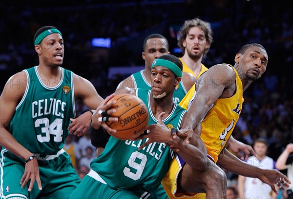 (100618) -- LOS ANGELES, June 18, 2010  -- Boston Celtics' Rajon Rondo (C) controls the ball during Game 7 of the 2010 NBA finals against Los Angeles Lakers in Los Angeles, the United States, June 17, 2010. Los Angeles Lakers defeated Boston Celtics 83-79 and won NBA's Larry O'Brien Championship Trophy for the 16th time.  Qi Heng)(ly)