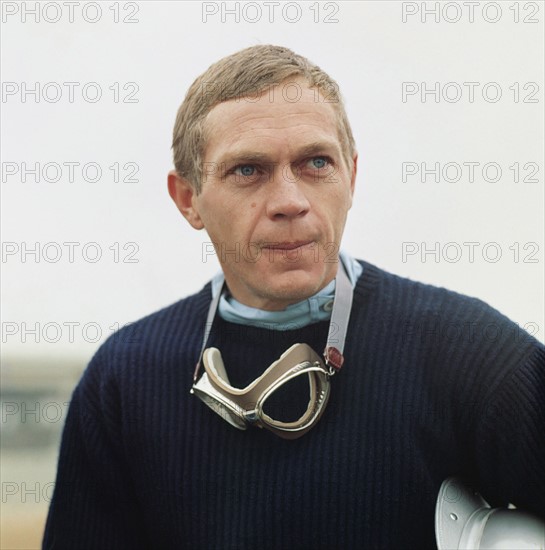 Thomas Crown ist nicht zu fassen (The Thomas Crown Affair, USA 1967, Regie: Norman Jewison) Steve McQueen / Mann, Motorradbrille, Schutzbrille, Portrait, Porträt  /------WICHTIG: Nutzung nur redaktionell mit Filmtitelnennung bzw. Berichterstattung über   diesen Film. Buch- und Kalendernutzung nur nach Absprache. ------IMPORTANT: To be used solely for editorial coverage of this specific motion picture/TV programme.