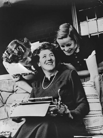 Undatierte Aufnahme der britischen Schriftstellerin Enid Blyton (M, 1897 - 1968, nach anderen Angaben 1896 geboren) mit ihrer Schreibmaschine auf den Knien. Sie verfaßte mehr als 400 Kinder- und Jugendbücher ("Hanni und Nanni", "Fünf Freunde...") und ist die bisher erfolgreichste Autorin dieses Genres.
