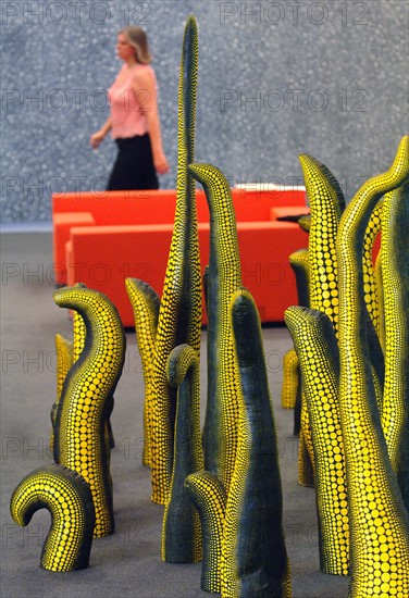 An der Installation "sLife Repetetive Vision" des Künstlers Yayoi Kusama (Japan, Galerie Robert Miller, USA) geht am Donnerstag (27.10.2005) auf der Kunstmesse artcologne in Köln ein Besucher vorbei. Die internationale Kunstmesse artcologne findet vom 28.10. bis 01.11.2005 in Köln statt. Foto: Oliver Berg dpa/lnw +++(c) dpa - Report+++