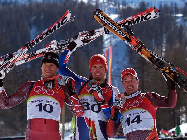 Der französische alpine Skifahrer Antoine Deneriaz (Mitte) gewinnt am 12.02.2006 die Goldmedaille in der Abfahrt vor dem Österreicher Michael Walchhofer (l) und dem Schweizer Bruno Kernen (l) in Sestriere Borgata, Italien. Foto. Hiro Yakushi +++(c) Picture-Alliance / ASA+++