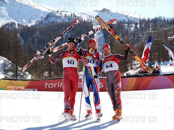 Der französische alpine Skifahrer Antoine Deneriaz (Mitte) gewinnt am 12.02.2006 die Goldmedaille in der Abfahrt vor dem Österreicher Michael Walchhofer (l) und dem Schweizer Bruno Kernen (l) in Sestriere Brogata, Italien. Foto: Hiro Yakushi +++(c) Picture-Alliance / ASA+++